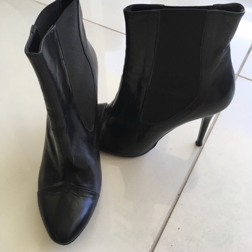 SOFT LEATHER ANKLE BOOTIES  SZ 37 (6.5)   MADE IN ITALY   PRE OWNED